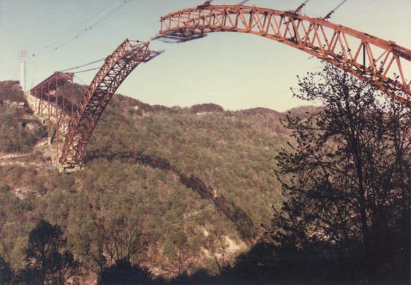 Construction of the New River Gorge Bridge.