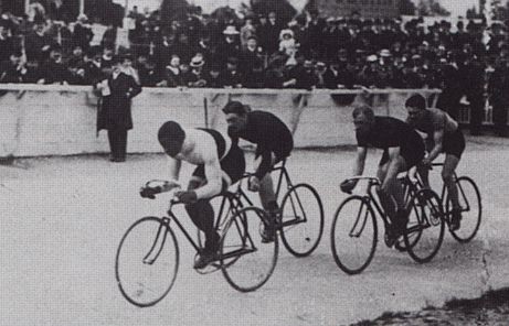 Taylor, in the lead, racing in Paris in 1908. 