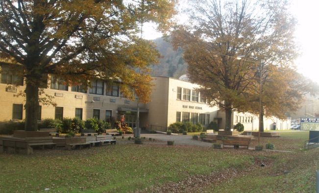 This is how Man High School looks today. The school is seated right along the main road. 