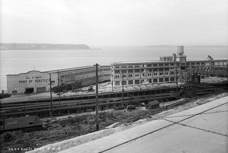 Building, Sky, Water, Railway