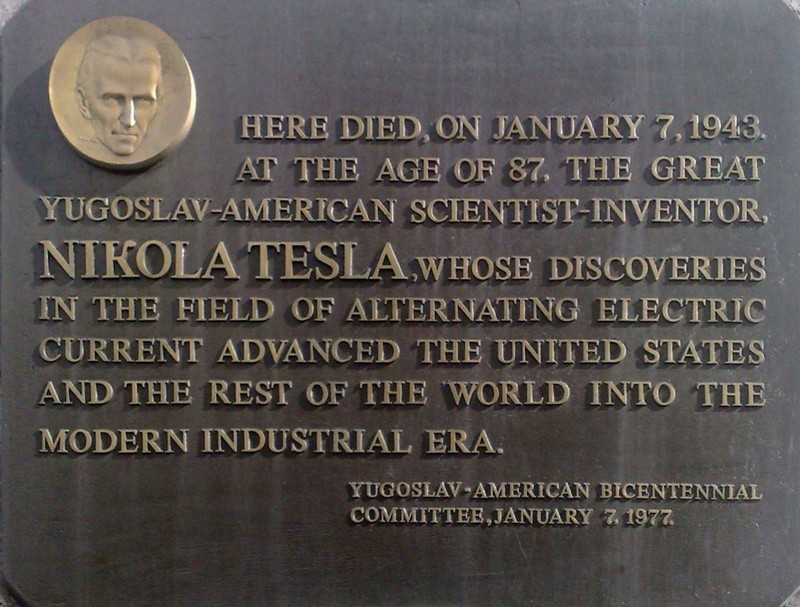 A picture of the plaque on the Hotel New Yorker, which reads: "Here died, on January 7, 1943, at the age of 87, the great Yugoslav-American scientist-inventor, NIKOLA TESLA, whose discoveries in the field of alternating electric current advanced[..]"