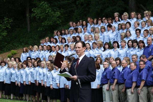 Mormon Tabernacle Choir with Elder Craig A. Cardon of the Seventy at the dedication of marker in Black River Falls.