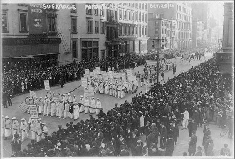 Suffragettes. 1915 pre-election parade New York City, campaigning for women's right to vote