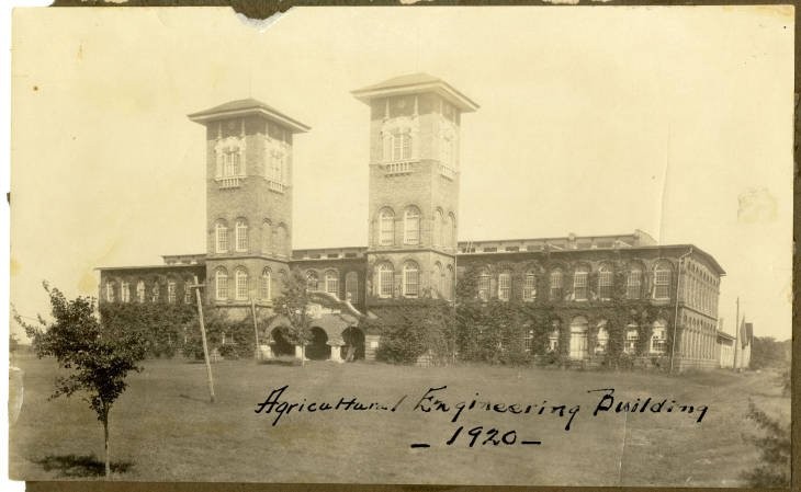 A historic picture of the building, taken in 1920