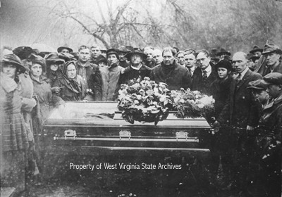 Members of the Hatfield family at Devil Anse Hatfield's funeral