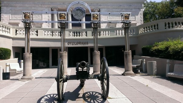 The Cyclorama includes a 15,000 square foot painting behind a large diorama of Civil War soldiers depicting the Battle of Atlanta. It has been on display since 1893