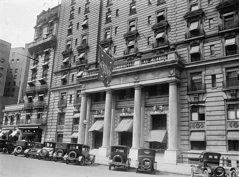 The hotel in the 1930s. Flag seen at center denotes that the US president was on the premises 