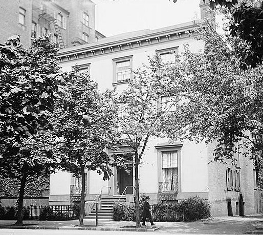 Blair House in 1919. Then it was an individual building. In 1950 it became attached to neighboring buildings. Image by National Photo Company via Library of Congress (public domain)