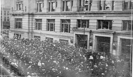 A mob of several thousand surrounded the courthouse