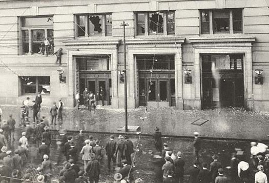 Rioters on the south side of Douglas County Courthouse, Omaha, Nebraska, September 28, 1919.
