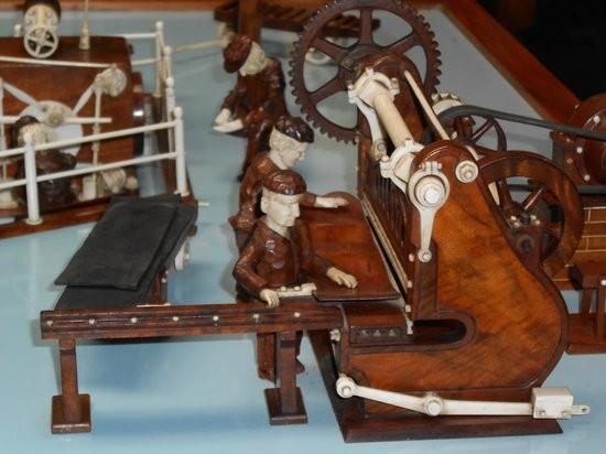 Ernest "Mooney" Warther began carving as a hobby. He became known as the world's master carver for his amazing creations.