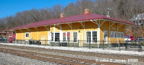 Old Fort Train Station and train track