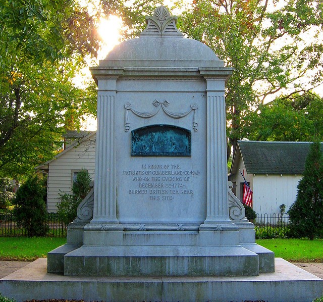 This monument honors the colonists who destroyed British tea by setting it on fire as a protest against taxation. 