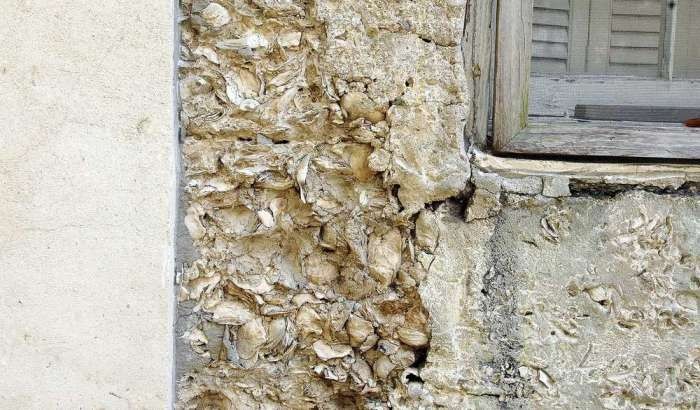 Closeup of the tabby walls with shells visible