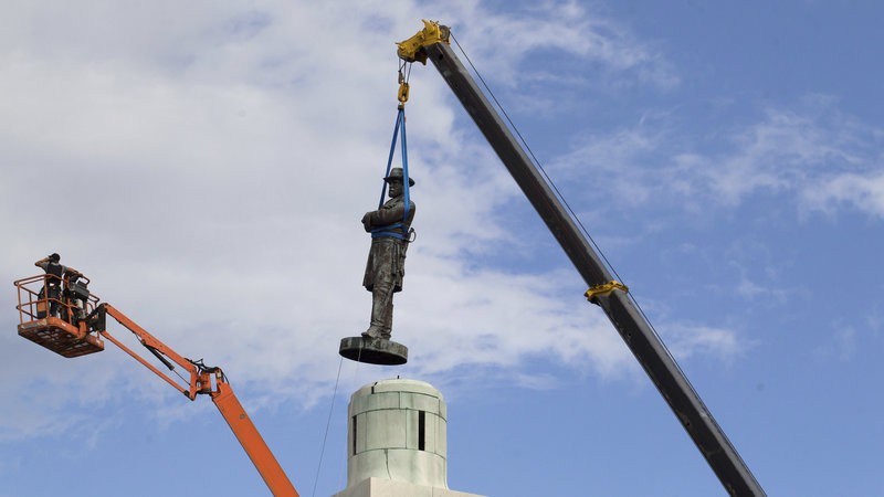 Removal of the Robert E. Lee statue in May 2017 (Scott Threlkeld/AP)