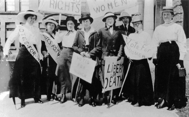 Suffragists in Seattle participate in a march in 1909