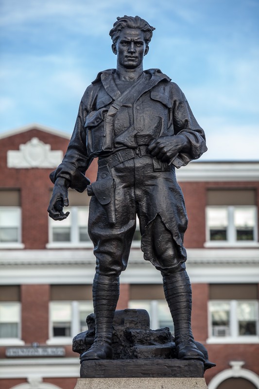 Close-up of the World War 1 Memorial, highlighting the soldier's unique pose.