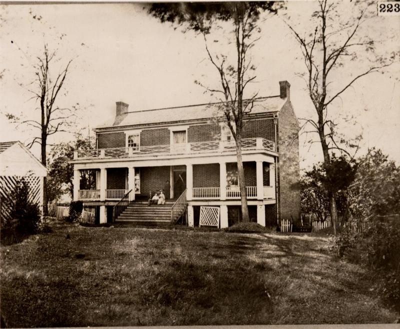 The McLean house is the house in which Confederate General Robert E. Lee surrendered to Union commander Ulysses S. Grant.