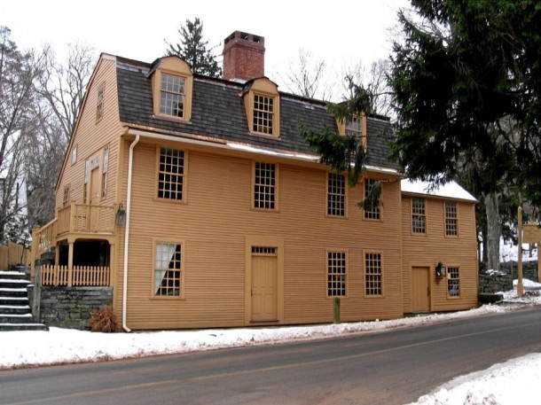 Front of the Thankful Arnold House viewed from the street.