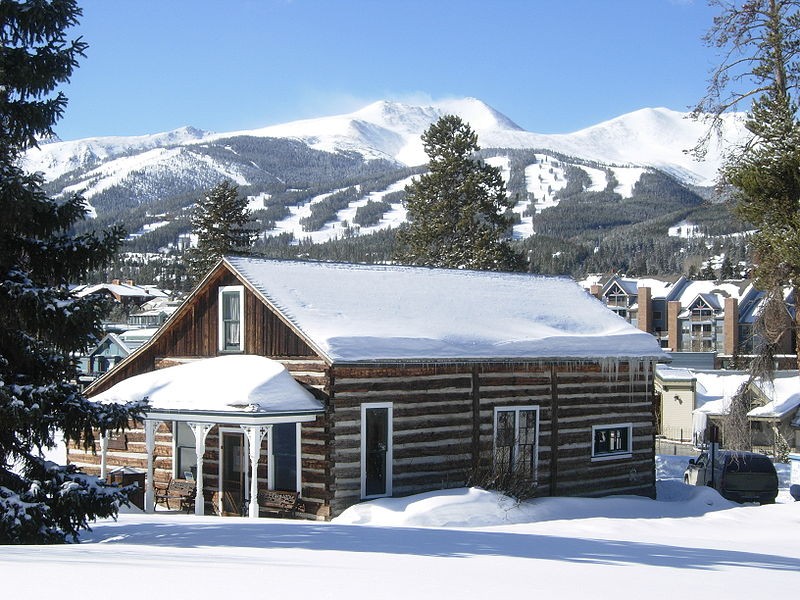 Visitors can tour Edwin Carter's log cabin (officially called the Edwin Carter Discovery Center), which is located at 111 North Ridge Street.