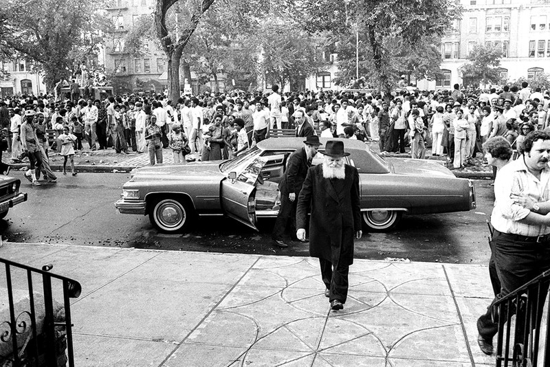 The Rebbe arrives at 770 Eastern Parkway in 1977 (www.chabad.org)