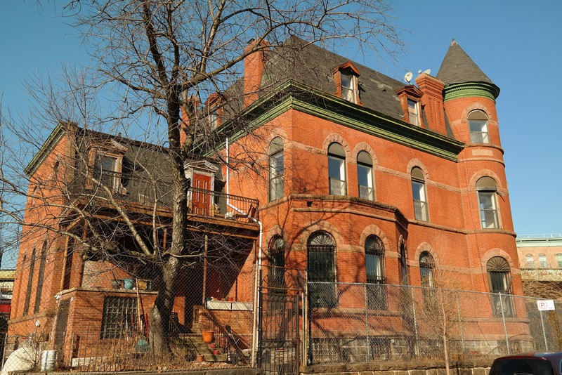 The house as it appears today, showing the two-storey extension added after ownership passed from Catherina Lipsius (Jeff Reuben, www.flickr.com)