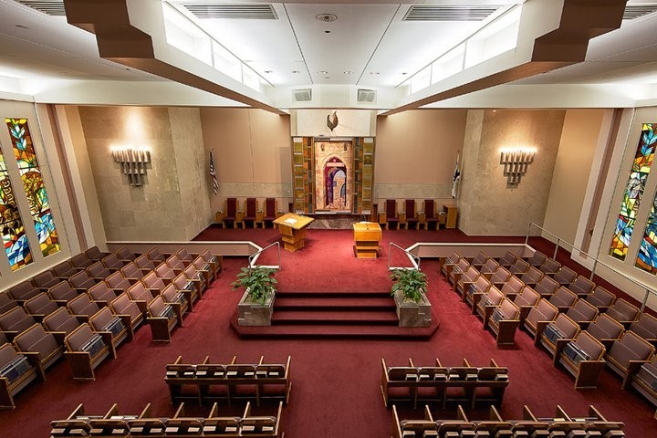 Sutton Place Synagogue sanctuary (image from mazelmoments.com)