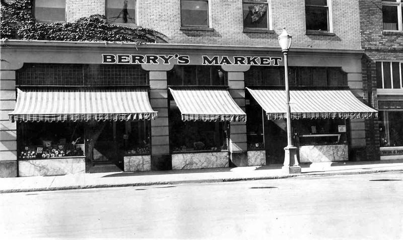 Berry's Market groceries and meat store at 18-20 South Mission Street, main floor of the Wenatchee Commercial Club or Chamber of Commerce building.