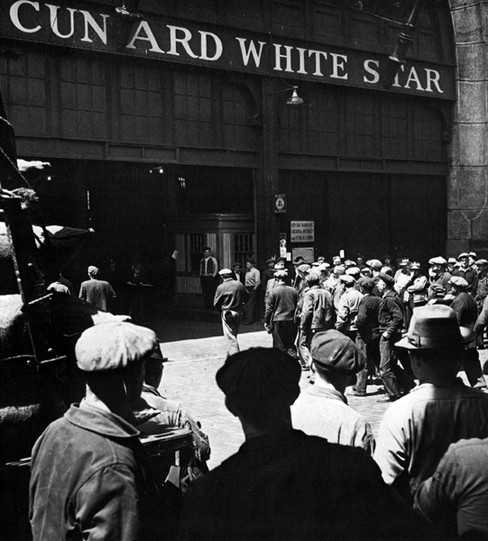 Longshoremen queueing outside of Pier 54 (http://www.newyorkcitywalk.com/)