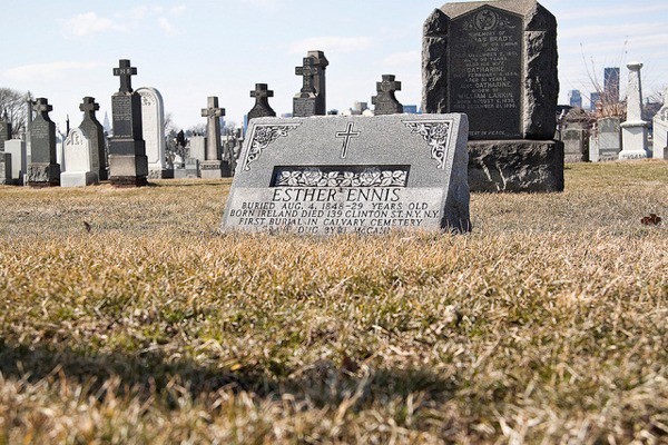 Grave of Esther Ennis (http://theoccultsection.com/)