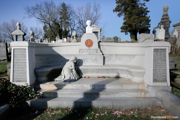 Houdini's grave with the restored bust (http://abandonednyc.com/)