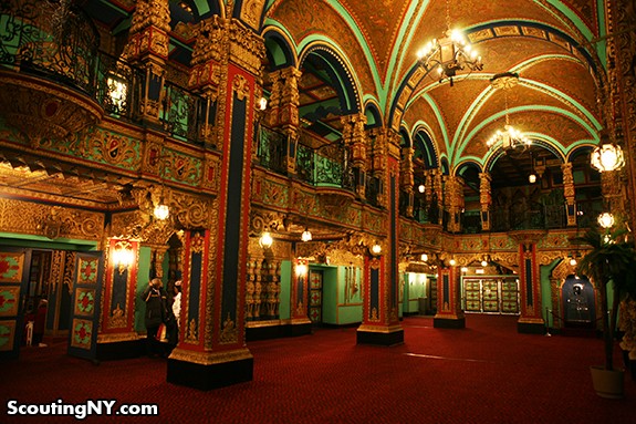 The foyer before entering the movie hall (http://www.scoutingny.com/)