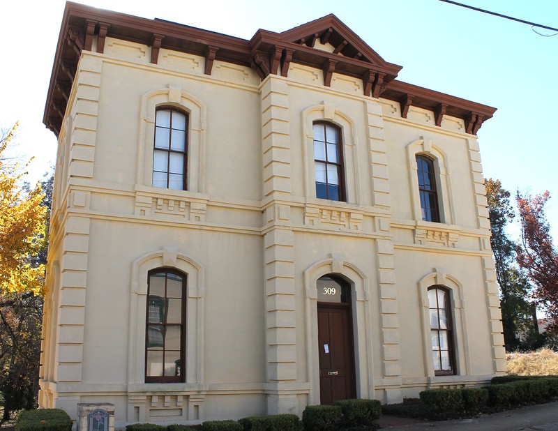 The former Smith County Jail was built in 1881 and now houses a law office. Photo: Renelibrary, via Wikimedia Commons