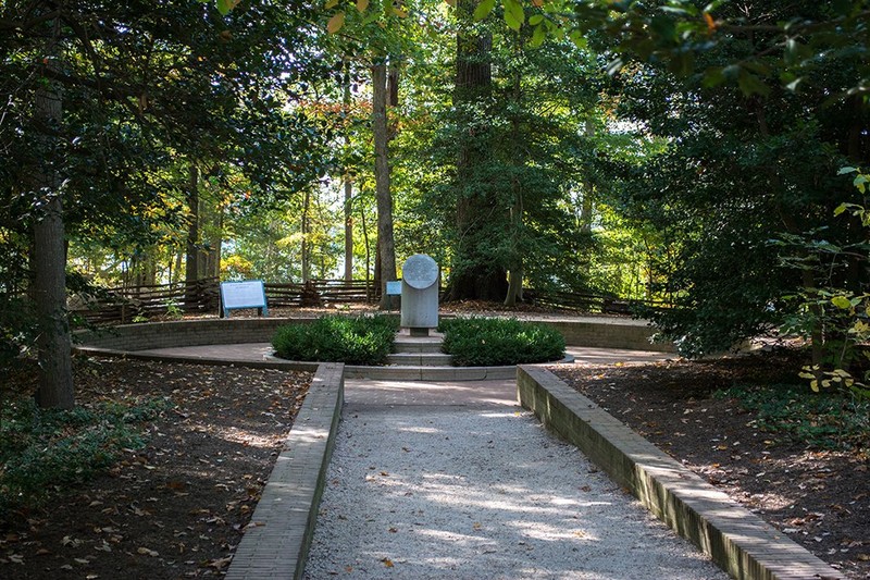 The Slave Memorial, designed by Howard University students and dedicated in 1983, recognizes the unmarked final resting place of slaves and a few free Blacks at Mount Vernon. Photo courtesy of Tim Evanson, Wikimedia Commons. 