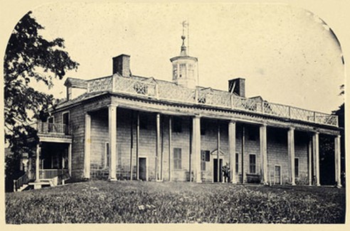 Mount Vernon in the mid-nineteenth century, prior to its restoration by the Mount Vernon Ladies Association. Photo courtesy of Wikimedia Commons.