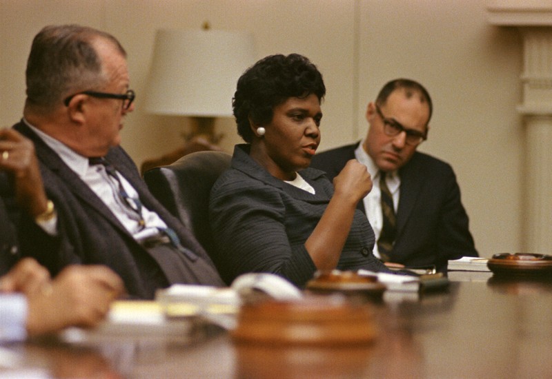 Barbara Jordan speaking at a meeting with civil rights leaders at the White House, February 13, 1967. Left to right: Andy Biemillier, Jordan, John Doar.
Photo C4510-16: Yoichi Okamoto. Courtesy LBJ Library Photo Archive.