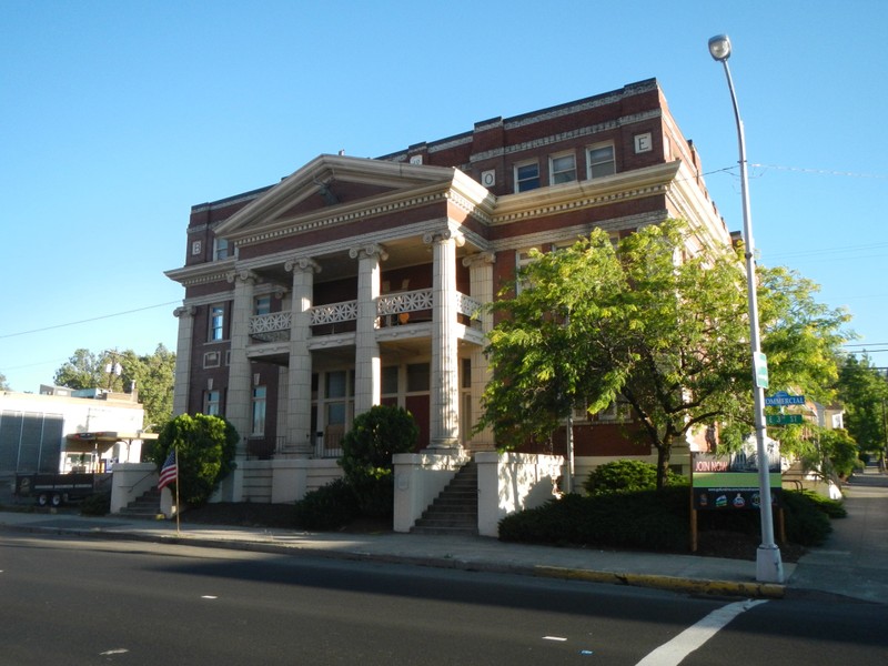 The National Neon Sign Museum features one the largest neon sign collections in the world. The museum is located in the historic 1910 Elks Lodge building.