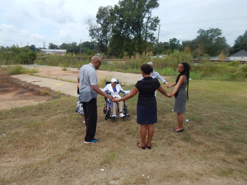 This is a photo documenting Mrs. Mamie Lang Kirkland's return home to Ellisville, Mississippi after 100 years following John Hatfield's lynching. 