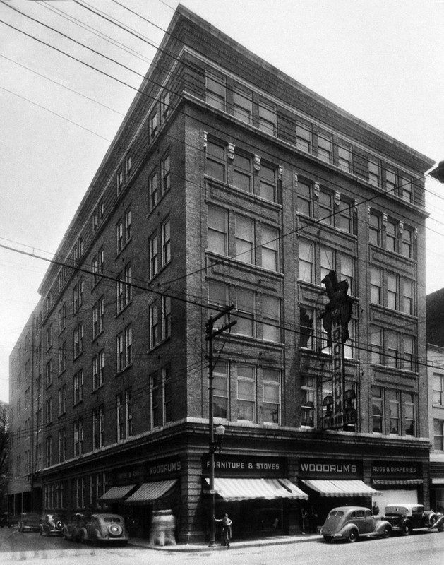 The newly constructed Woodrum's building in 1916.