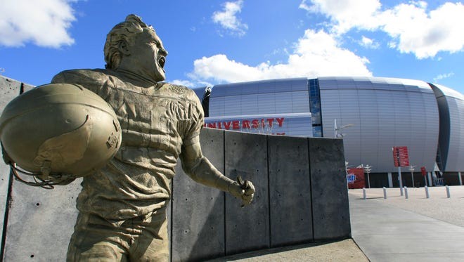 The bronze Pat Tillman statue that stands at the north end of the field was  locally crafted by an ASU alum in 2017. 🔱 Best of luck to all …