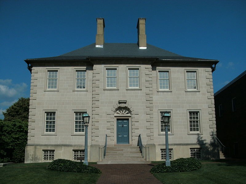 The Carlyle House in 2009, source: Ser Amantio di Nicolao at en.wikipedia, CC BY 3.0, https://commons.wikimedia.org/w/index.php?curid=17981974