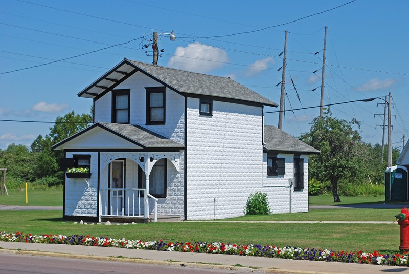 The accompanying water station house