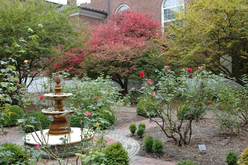 Fountain and garden behind Holloway Hall, 2009