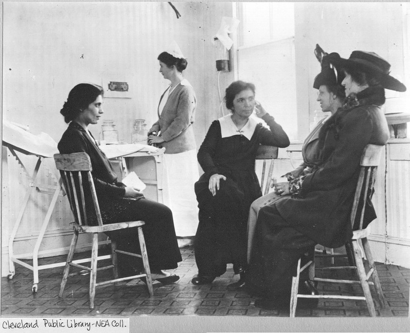 Sanger, her sister Ethel Byrne and Yiddish interpreter Fania Mindell counseling clients.