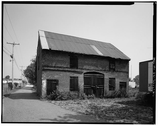 Carriage house photographed in 2000 by Joseph Elliott (image from HABS)