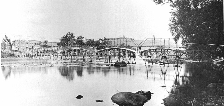 The old (1881) iron bridge was used by the contractors as a platform to pour the arches of the new bridge.