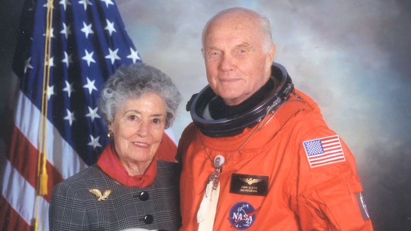 John and Annie Glenn with a background of the US Capitol