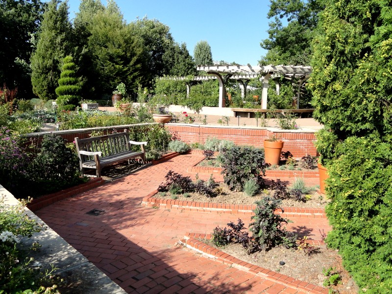 Brick-lined sunken garden (image from Wikimedia)