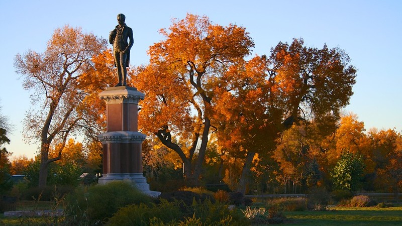 Robert Burns statue with autumn foliage (image from Expedia)