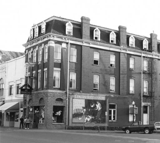 An image of the building sometime between the late 1970s and early 1980s.